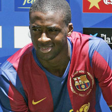 Yaya Toure de la Barcelona la Manchester City