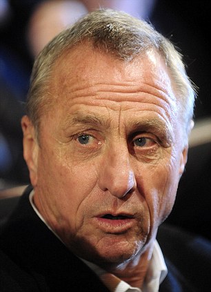 Johan Cruyff critica Olanda si prestatia arbitrului Howard Webb