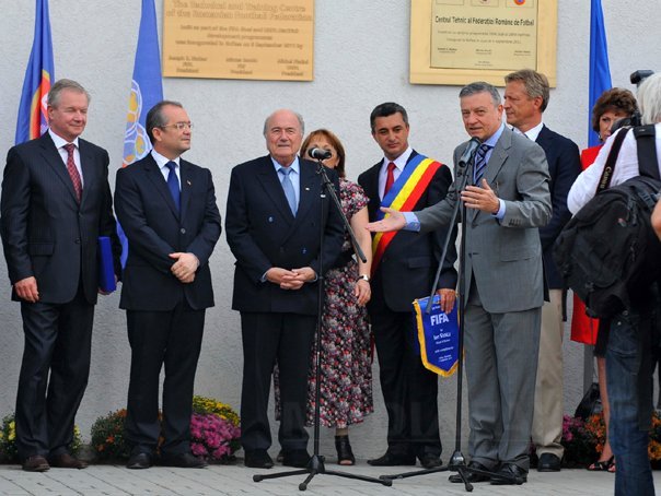 Mircea Sandu felicitat de Joseph  Blatter